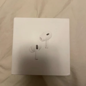 AirPods Pro - Säljer ett par Apple AirPods Pro med originalförpackning. Hörlurarna och laddningsetuiet är i gott skick med endast mindre ytliga märken på etuiet. Aktiv brusreducering, trådlös laddning och hög ljudkvalitet. Perfekt för både musik och samtal.