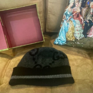 Gucci mössa - Den har inga skador eller fläckar, mycket fint skick, kommer med magnet Gucci box,  allt är det ska och du kan bära den på båda håll. Är baggi i storlek  