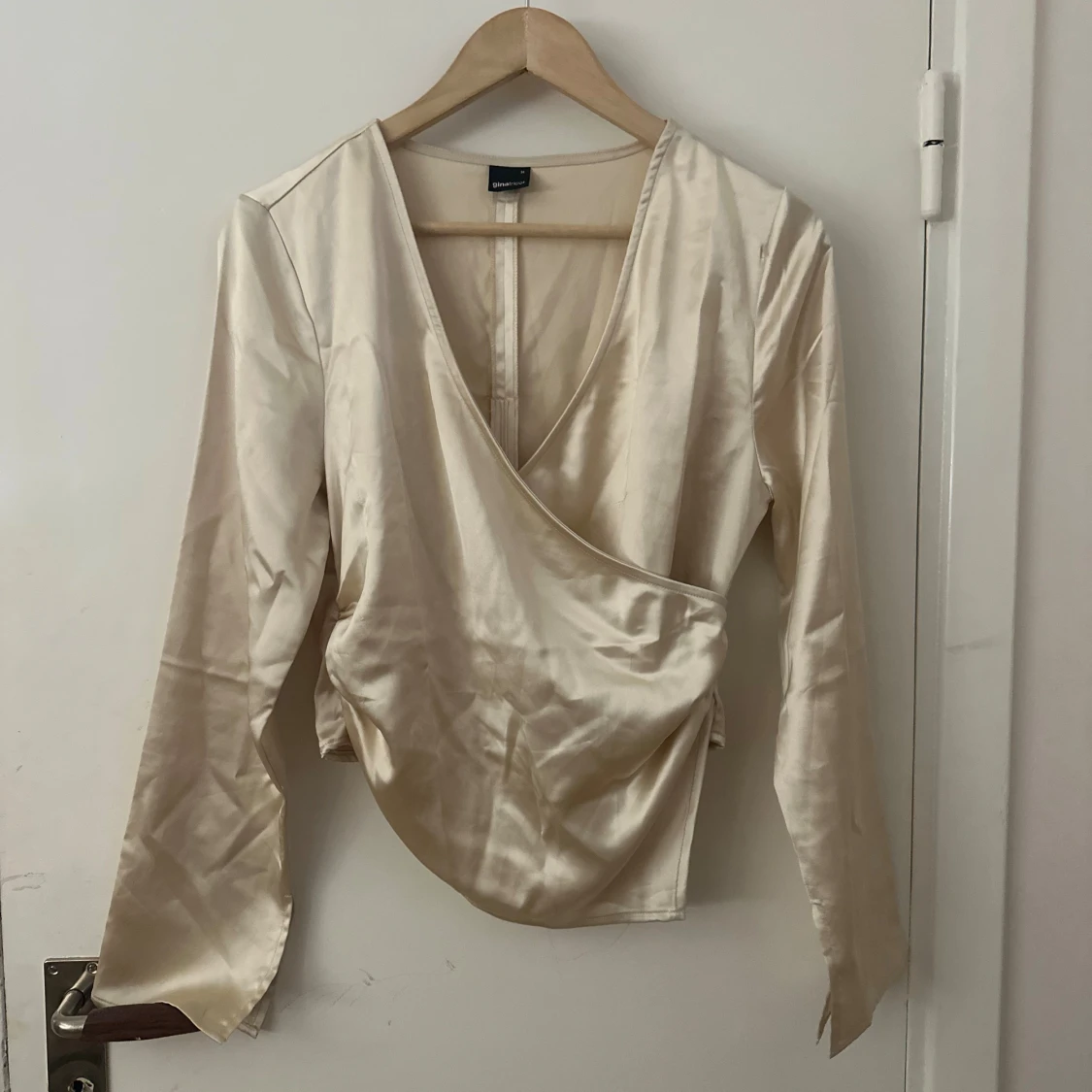 Champagnefärgad omlottopp från Gina  - 1