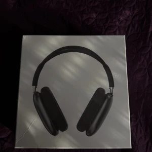 Airpods Max - Snygga och exklusiva Apple Airpods Max i originalförpackning, helt nya och inplastade. Over-ear design med aktiv brusreducering och Smart Case medföljer. Perfekt för musik, samtal och film. Inga synliga defekter eller slitage på kartongen.