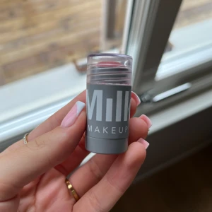 Milk blush ”Quirk” - Milk blish i färgen ”Quirk”. Endast använd med borste. SÄLJS DOCK BILLIGT eftersom det inte går att skruva upp utan att ha den i frysen i cirka 10 minuter. Annars bra skick.‼️‼️‼️