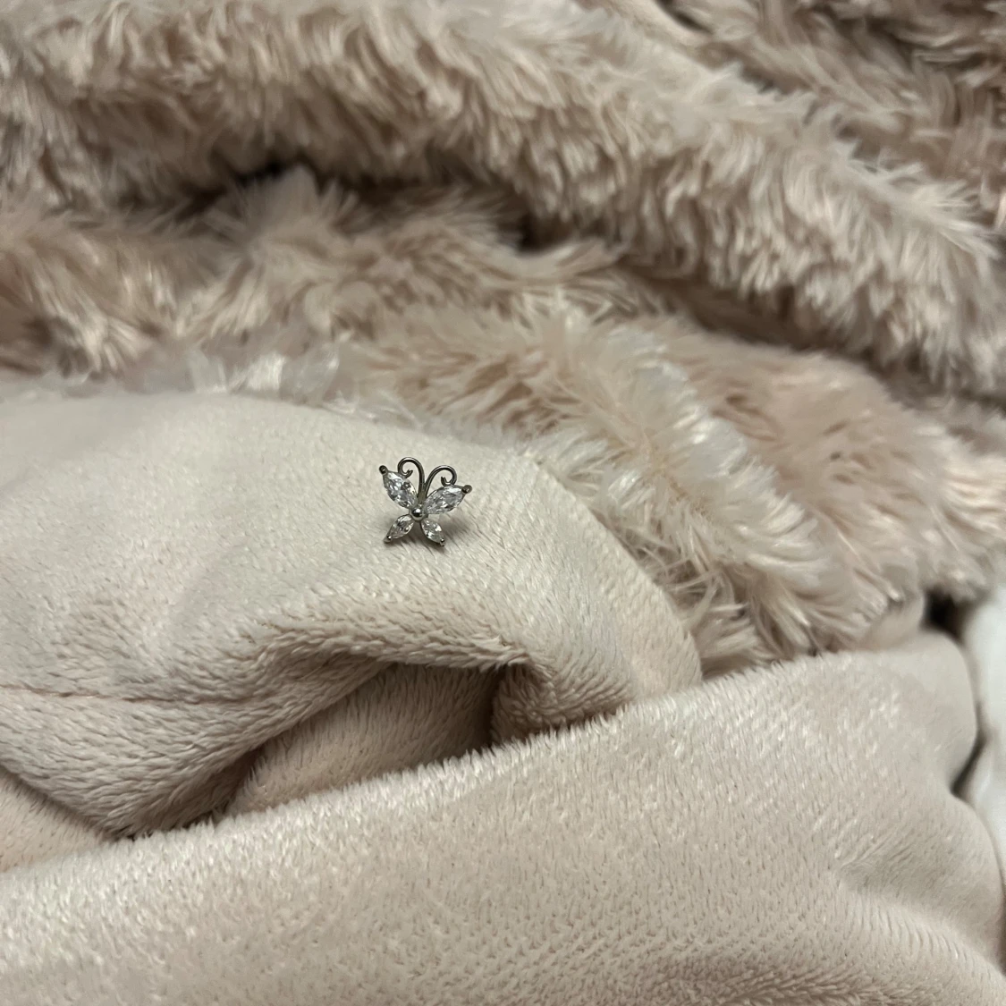 Tragus örhänge fjäril