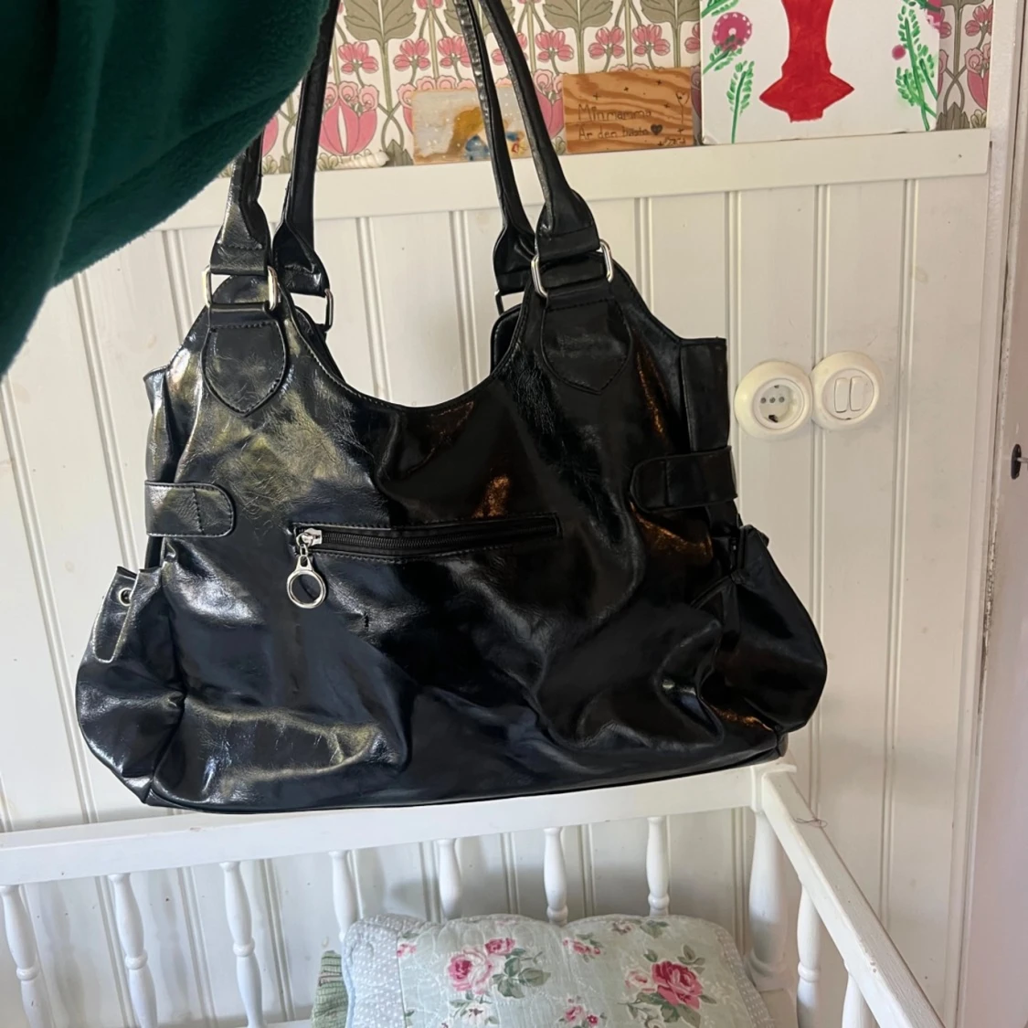 Svart axelväska med kedjedetaljer - 90