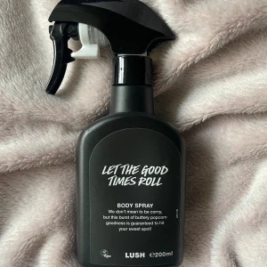Let The Good Times Roll Spray - Body spray från Lush i doft av Let the good times roll. Volym: 200 ml helt oanvänd endast test sprayad. Nypris 395kr