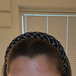 Svart rutigt diadem - Säljer detta diadem då det inte längre passar min stil, fint skick! Hör av dig vid funderingar eller fler bilder 🥰 (dessa är lånade bilder) 