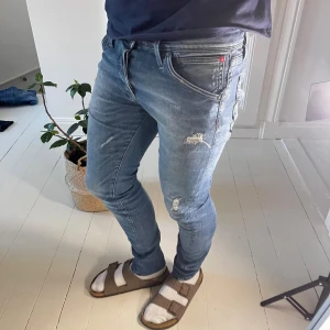 Jack and Jones jeans - Jack and Jones jeans slim fit gleen  , Mått A: 39, B: 101 cm. Modell: Slim fit / Gleen. Modellen är 180cm 75 kg och bär W31 L32.✌️