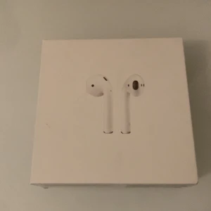Apple AirPods  - Säljer ett par Apple AirPods. Helt oanvända men öppnad förpackning. Väldigt bra skick och är perfekt i vardagen.