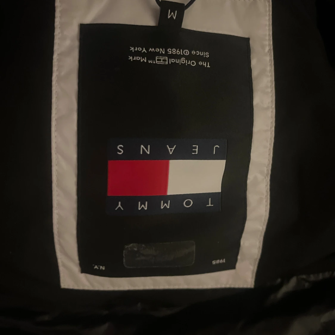 Svart pufferjacka från Tommy Jeans - 1