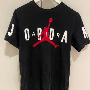 Svart Jordan t-shirt med röd logga - För liten för mig. Bra skick