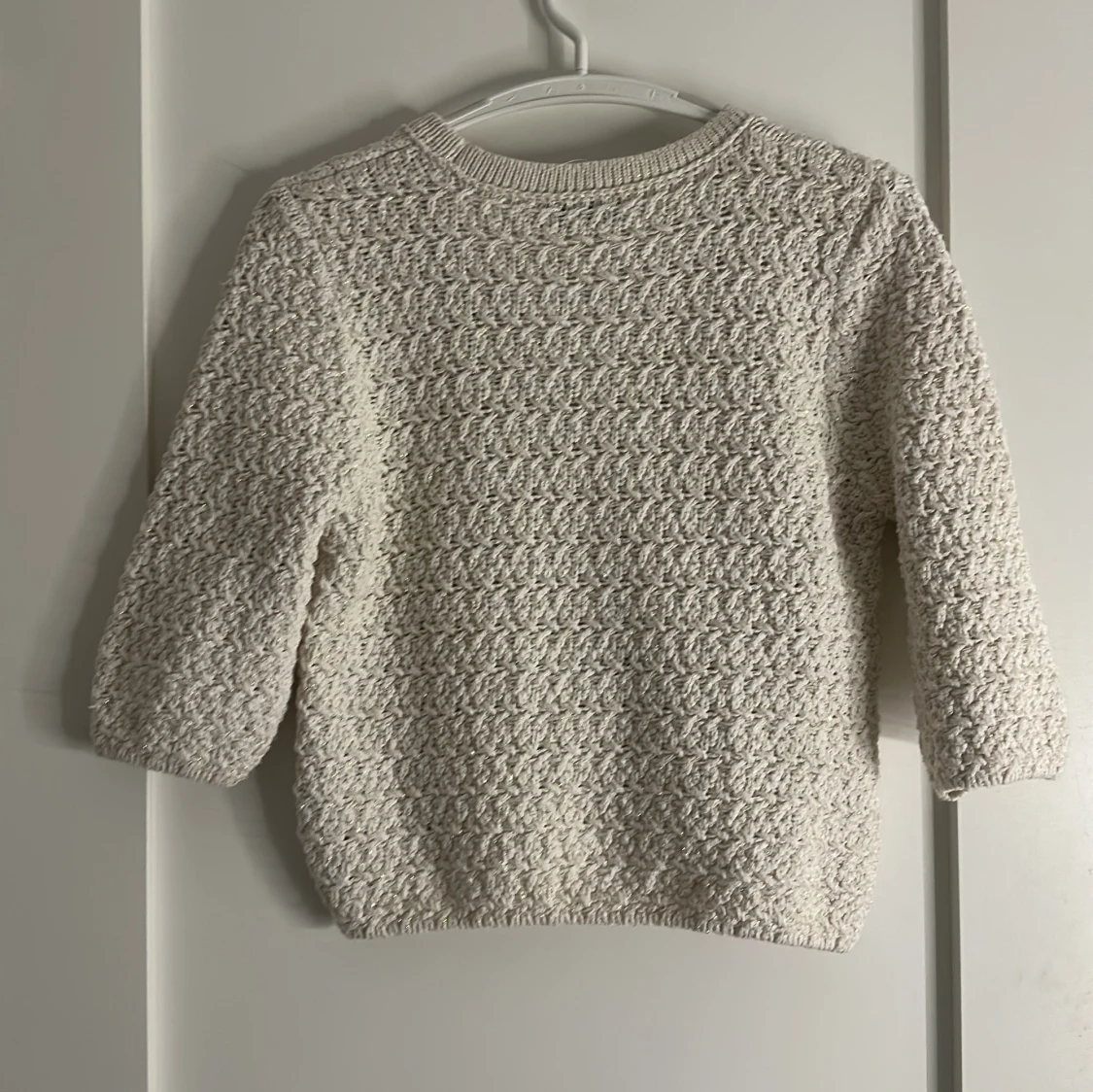 Beige stickad kofta från Zara med guldknappar - 3