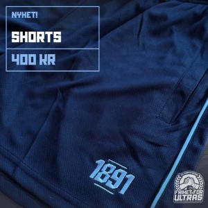 Marinblå sportshorts med tryck 1891 - Feta shorts från sofialäktaren köpta för 400 men ser inget fel eller något sånt med dom, säljer för att dom börjar bli för små men är slutsålda så säljer för lite lite mer 