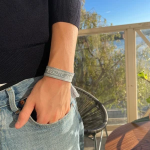 Armband - Snyggt tygarmband. Märke: Beauté j’ombre. 10/10 skick helt nytt