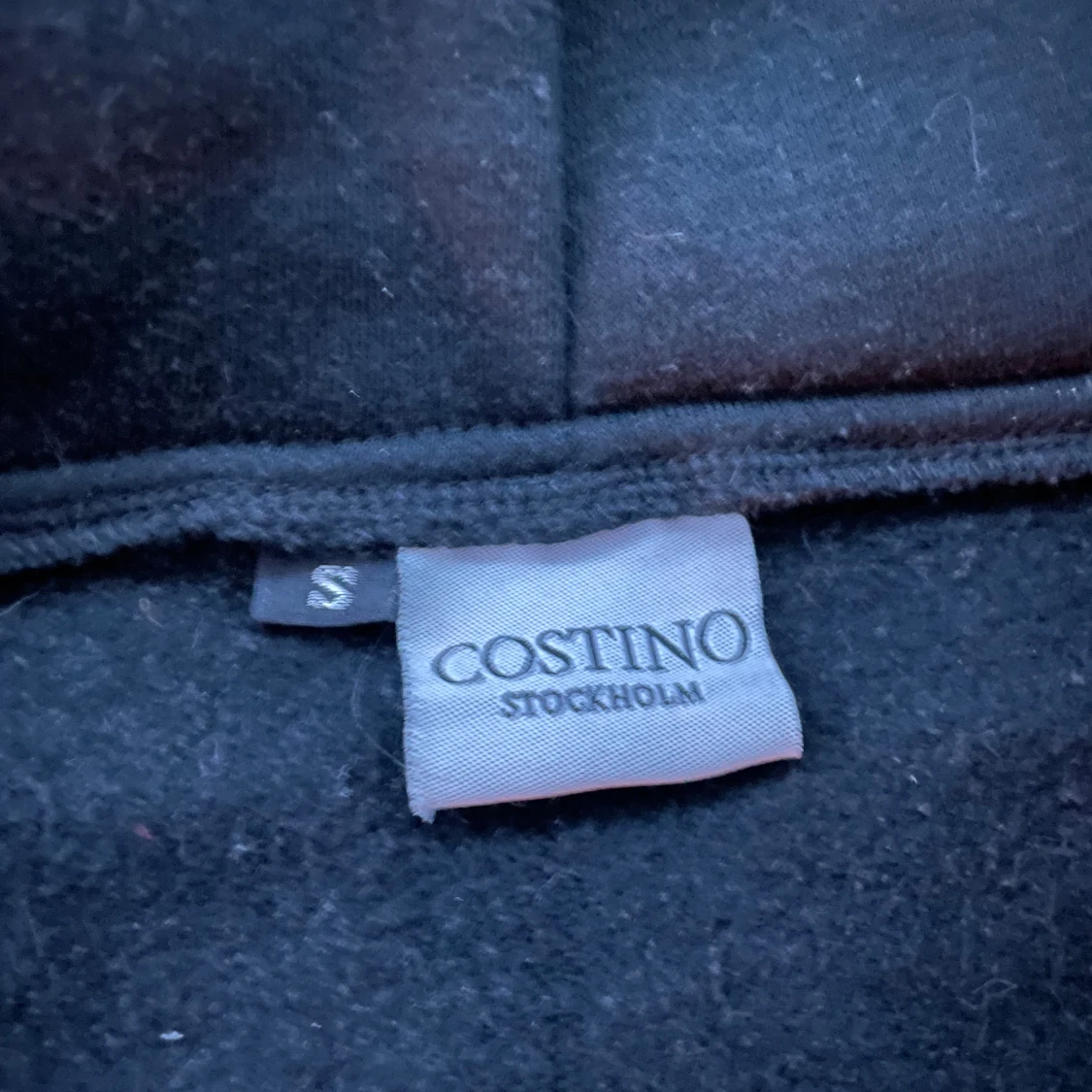 Svart hoodie med tryck från Costino - 1