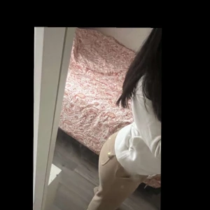 Beige mjukisbyxor Juicy Couture -  Helt ny och prislapp är på .Superfina beige mjukisbyxor från Juicy Couture med snörning i midjan och guldiga detaljer. Byxorna har en ficka med lock och guldknappar bak, samt mjukt material som känns lyxigt. Perfekta för en chill och trendig look. 