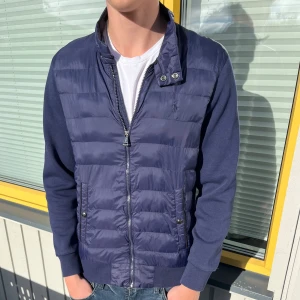 Ralph Lauren cardigan - Tja! Säljer nu denna sjukt snygga Ralph lauren cardigan. Skick 9/10 riktigt bra utan synliga defekter. Nypris ligger runt 3400kr men säljs nu för 1199kr. Hör gärna av er vid minsta lilla fundering.