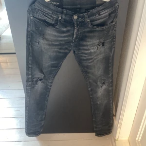 Svarta skinny jeans från Dondup - Snygga svarta dondup jeans ifrån united fashion. Snygg och stil ren lock perfekt till hösten, 2 små hål där bak därav priset.Nypris 3750, mitt pris 500!