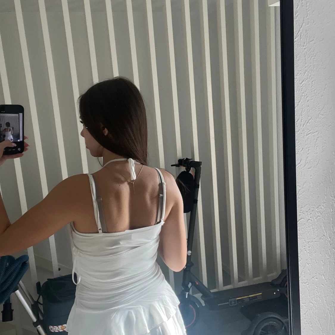 Vit omlottklänning med volanger - 1