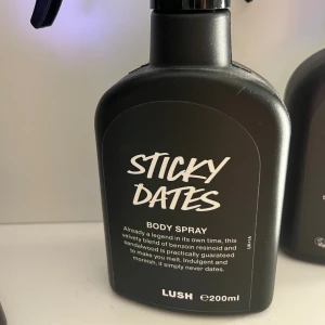 Sticky Dates Body Spray 200ml - Sticky Dates Body Spray från LUSH, 200ml. Innehåller en blandning av bensoinresinoid och sandelträ. Perfekt för dig som vill ha något unikt och indulgent. En modern klassiker som sticker ut. Perfekt nu till höst och vinter! Inte använd mer än 5 sprut