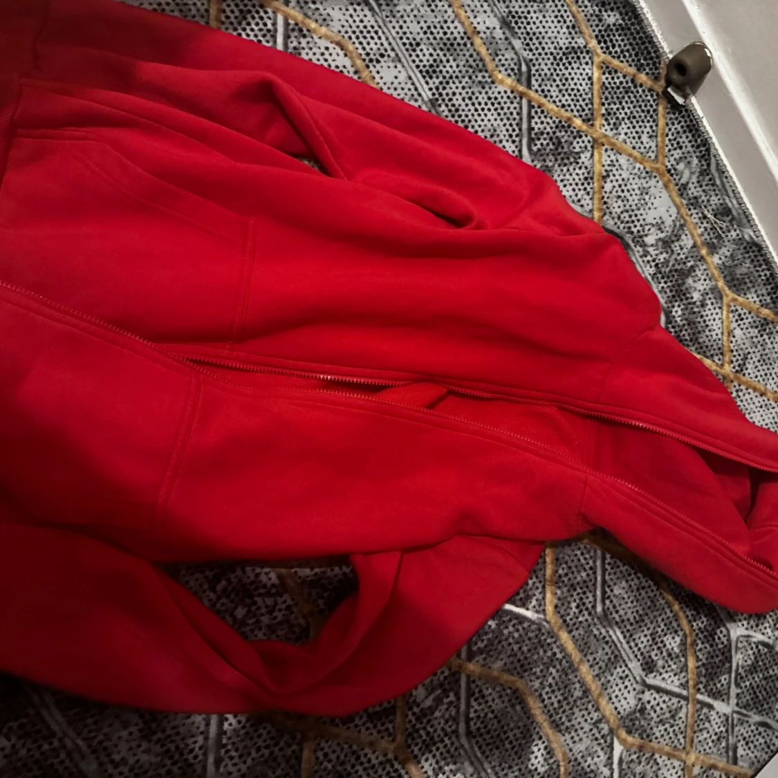 Röd hoodie med dragkedja