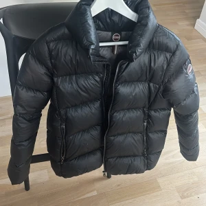 Svart pufferjacka från Colmar - Svart pufferjacka från Colmar med hög krage och två sidofickor med dragkedja. Jag vet tyvärr inte vad det är för storlek, sitter som en xs/s. Skriv privat för bilder med den på.