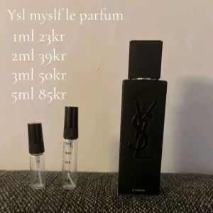 YSL Myslf Le Parfum decant - YSL Myslf Le Parfum säljs i mindre decant-flaskor (1ml, 2ml, 3ml, 5ml). Perfekt för dig som vill testa en ikonisk doft i smidig storlek. Snygg och modern flaska från ett trendigt märke.