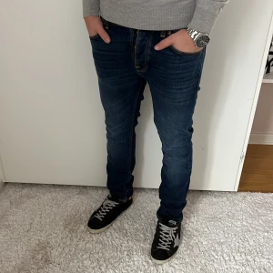 Nudie jeans Grim Tim  - Nudie Jeans | skick 9/10 | Storlek 32/30 | Pris - 549kr | Modellen är ca 178cm lång | Hör av dig vid minsta fråga eller fundering!!