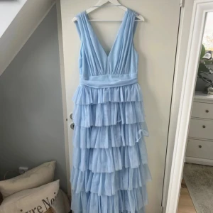 bal klänning  - en blå bal klänning från bubbleroom, använd 1 gång och är i bra skick har lite skavanker längst ned men inget som ses 