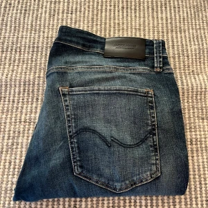 Jack and Jones jeans  - Jack and Jones jeans | Modell Slim/Glenn | Storlek 34/32 | Hör av er vid frågor eller funderingar! 