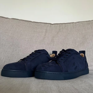 Christian Louboutin - Ett par Christian Louboutin skor. Skorna är aldrig använda och har inga skavanker. Det ikoniska röda sulorna som gör dig unik. Mer bilder eller information ges ut till den intresserade!!😄