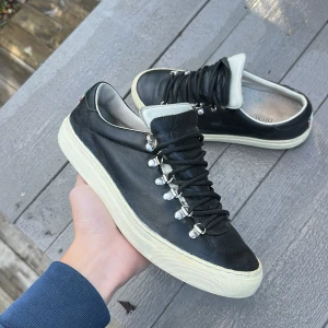 Diemme Skor svart  - Trendiga och stilren, bra skick skriv vid fundering ✌️ nypris ca 4000kr