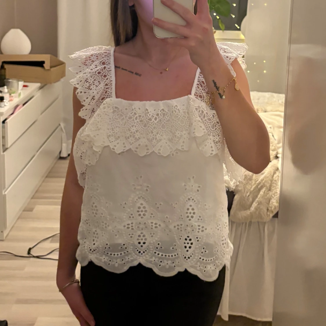 Vit spetsig blus med volang