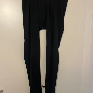 Pitkät kalsarit XL - Mustat pitkät kalsarit. Koko XL. Vyötärön leveys n 43cm, haara-lahje n 80cm. Eläintalous MMM, lisätietoja saa kysymällä Katsothan myös muut ilmoitukseni Tarjoa 