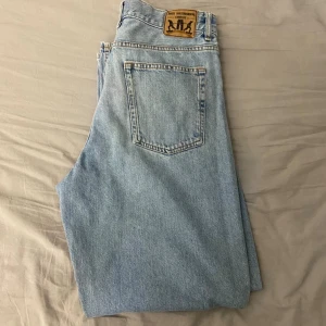 Ljusblå jeans från Sweet SKTBS, S - Ljusblå raka jeans från Sweet SKTBS med klassisk femficksdesign och broderad logga vid fickan. Jeansen har normal passform och är tillverkade i bomullsdenim. Perfekta för en avslappnad streetstil. Säljer i fler färger