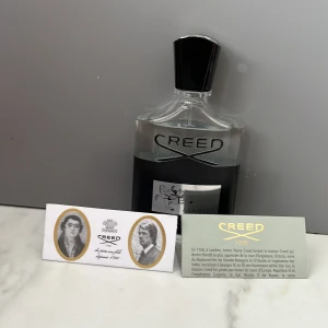 Creed Aventus 100ml parfym - Exklusiv Creed Aventus parfym i 100ml flaska. Lyxig känsla och ikonisk design från ett klassiskt parfymhus med anor från 1760. Perfekt för dig som vill sticka ut med stil. Köptes nu för 3600