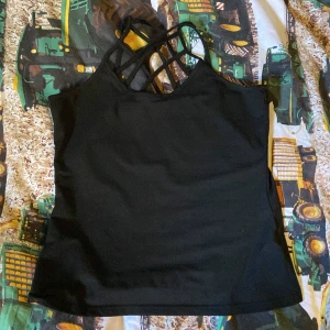 Svart topp/linne - Säljer denna fina topp som är näst intill ny, har knappt andvändt den💗