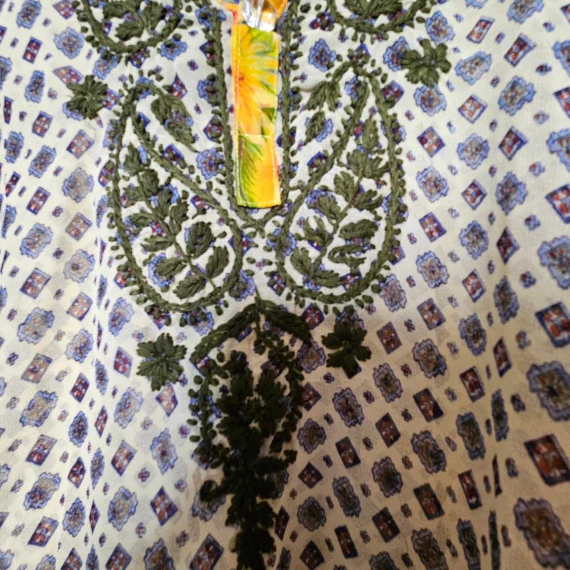 Mönstrad blus med broderi och blommor - 1