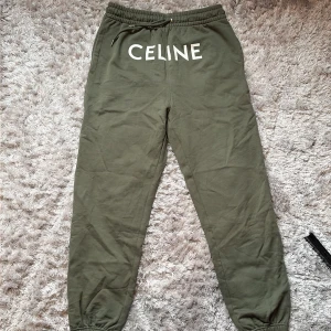 NYSKICK Celine Grön Mjukisbyxor M - NYSKICK - Ultra clean Celine mjukisbyxor i storlek M. Perfekt chill vibe och färg till kommande säsonger med attention to detail. Riktigt sköna och  100% cotton. Rekommenderas starkt. mvh