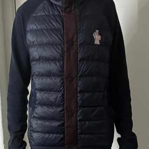 Moncler Cardigan - En äkta moncler cardigan. Fint skick. Pris kan diskuteras. Säljer åt min kille