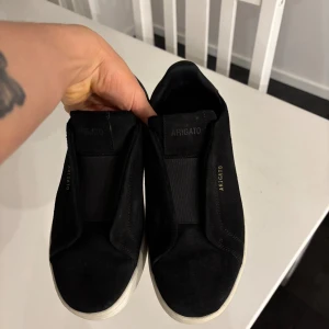 Svarta sneakers Axel Arigato - Säljer mina arigatos som knappt är använda. Nyskick!💞 storlek 38. Orginalförpackning finns också, skickar med den! 