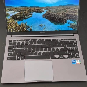 Samsung Galaxy Book4 15.6" i7/16GB/512GB - Säljer en Galaxybook4 med samtliga tillbehör såsom laddare osv. original kartong finns fortfarande även online kvitto, köpt på elgiganten 2024 och endast använd för plugg. Säljer nu datorn pga att jag köpt en ny. Kan mötas eller fraktas.