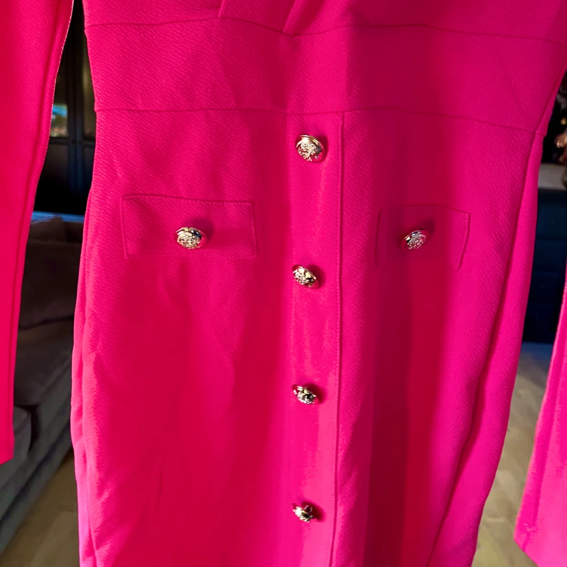 Knallrosa omlottklänning med knappar