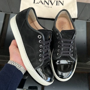 Lanvins uk7 - Säljer dessa extremt snygga och fräsha lanvins! Svarta i uk7 motsvarar 41-42! Skick 9/10! Dustbag ingår! Hör av dig vid minsta fundering 🤩