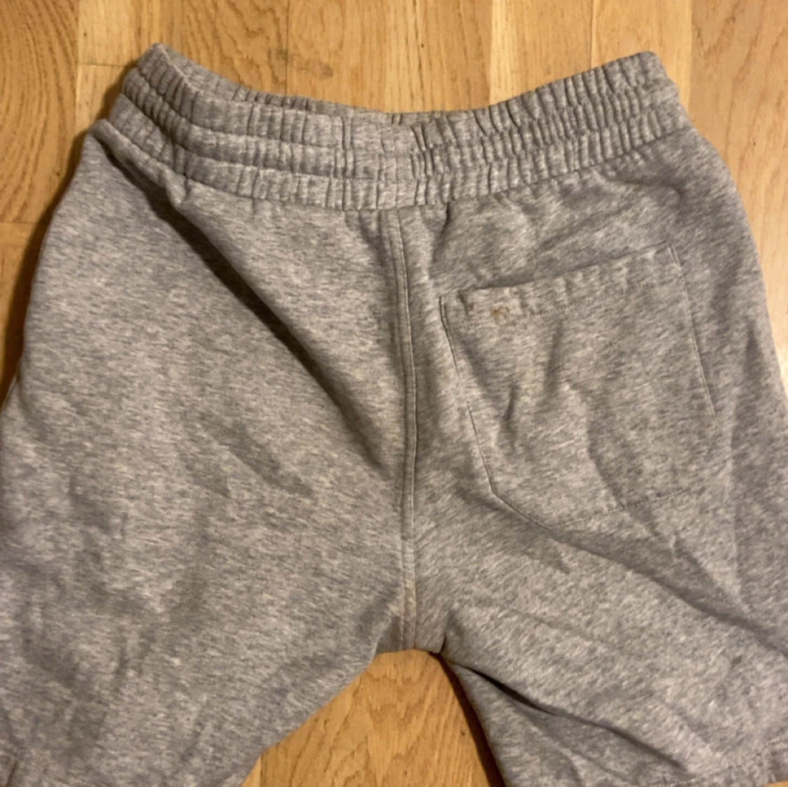 Grå mjukisshorts med snörning - 1