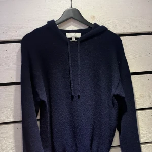 Kashmir hoodie - Sälje nu denna feta Kashmir hoodien från Carmés | Skick: 8/10 | Storlek: M | Skriv vid frågor eller funderingar!