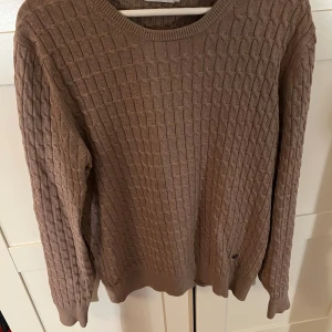 Brun stickad tröja från J.Lindeberg - Säljer en beige stickad tröja från J.Lindeberg. Snygg och märks inte att den är använd. 