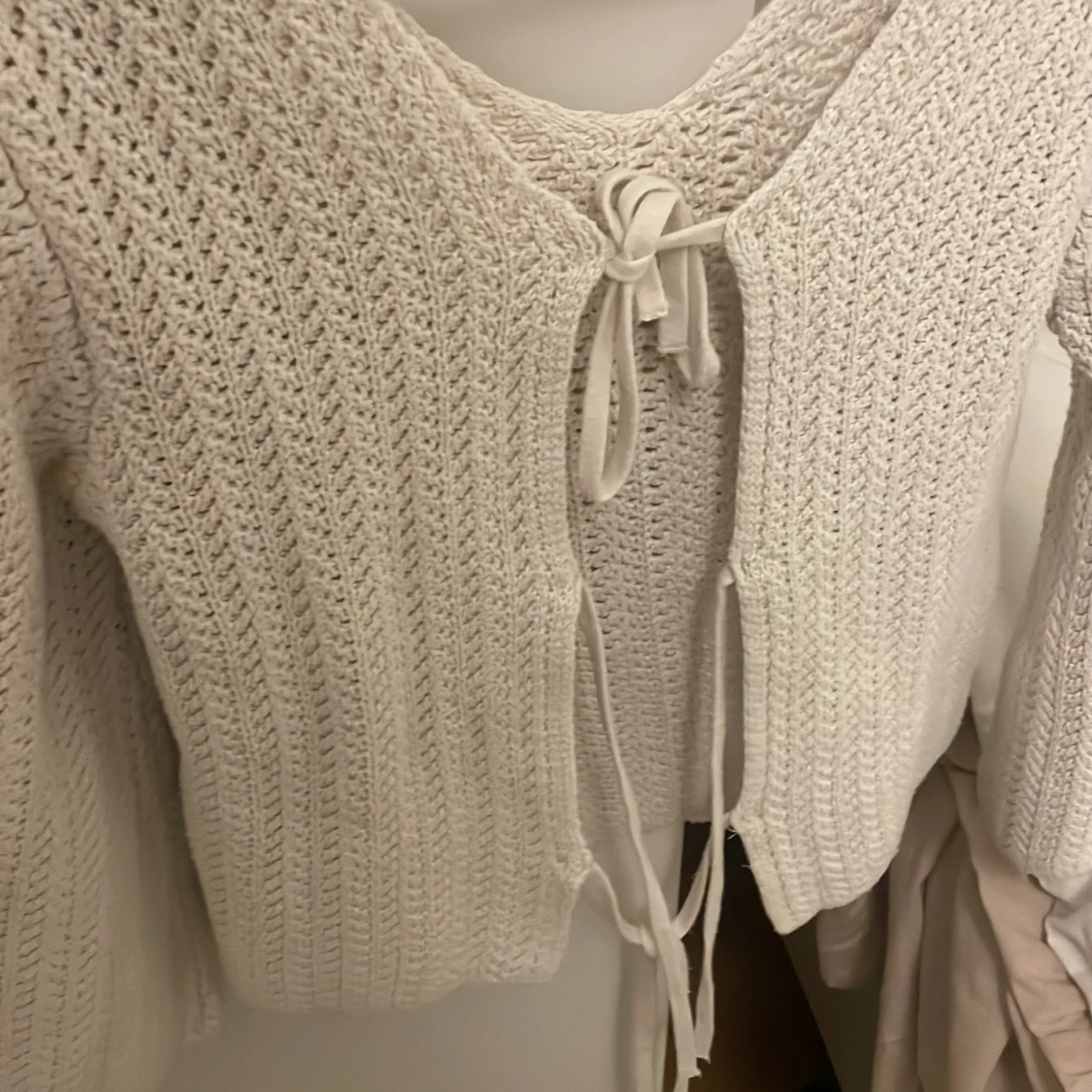 Vit stickad kofta med knytband - 2