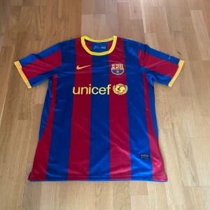 Barcelona Ibrahimović tröja Nike L - Säljer en klassisk FC Barcelona fotbollströja med Ibrahimović och nummer 9 på ryggen. Priset ligger på 300 kronor men kan diskuteras 