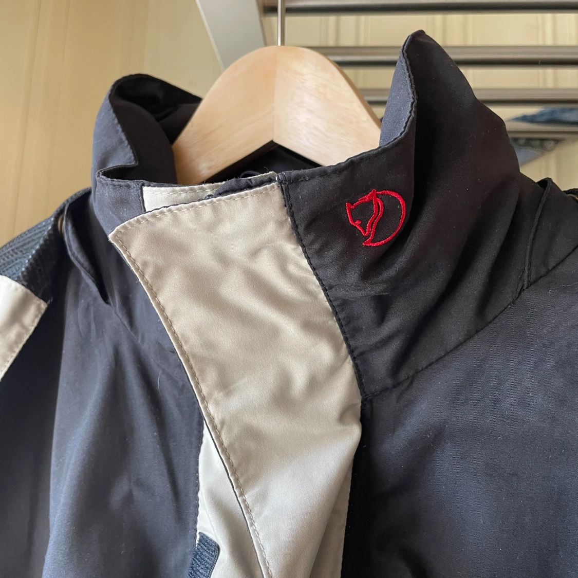 Svart och grå vindjacka från Fjällräven - 2