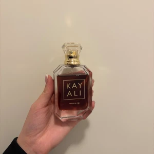 Kayali Vanilla | 28 EdP - Kayali Vanilla | 28 Eau de Parfum. Volym: 100 ml. En stilren och trendig parfym som snabbt blivit populär bland unga. Tillverkad i Frankrike.