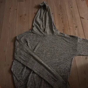 En grå tunn hoodie - En jättefin hoodie som passar till en chill outfit men även om man vill vara lite extra fin klädd💕